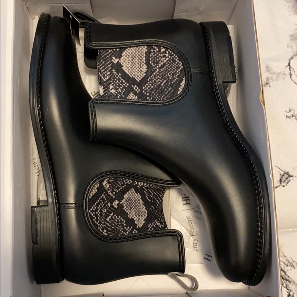 Matte black/snake skin boots